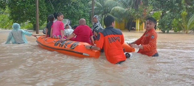 Rescue after flooding in Padang Pariaman Regency, West Sumatra, March 2024. Photo: BPBD Padang Pariaman Regency