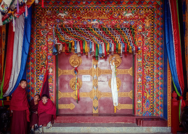 Young Monks At The Temple's Door (Shangri-La, China. Gustavo Thomas © 2024)