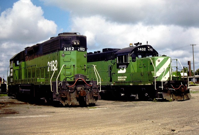 A Burlington Northern GP38 (left) and a GP7U, Grand Forks, North Dakota (1990)