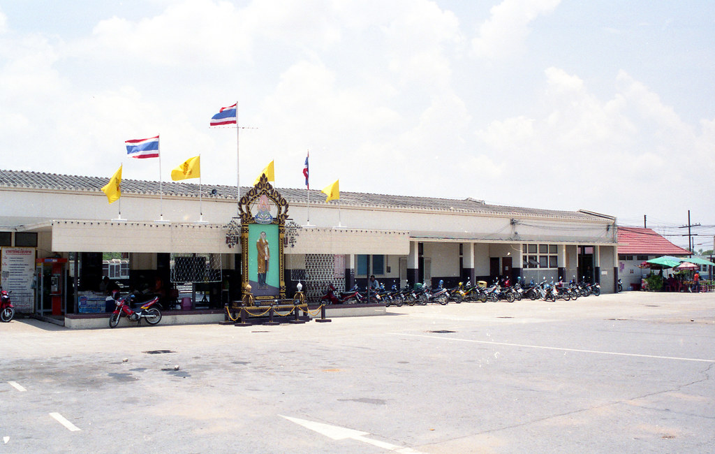 Bua Yai station frontage May 2006