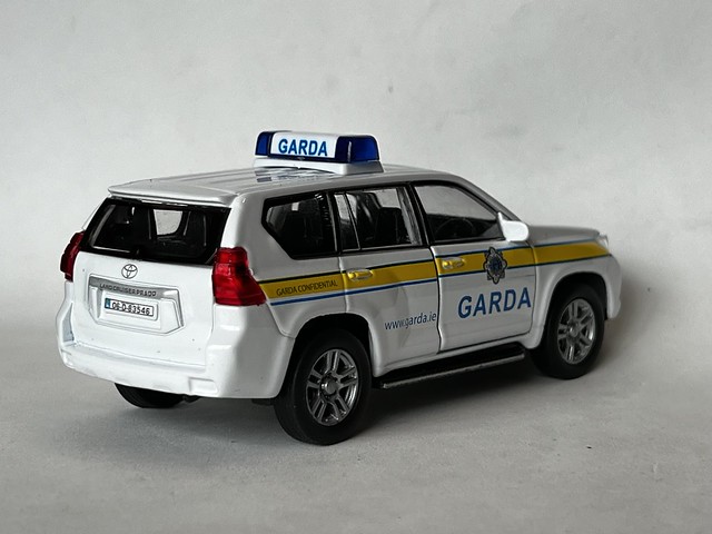 Welly - Irish Decal Products - Diecast Models Of Ireland / The Irish Model Collection - Number 61063 - Toyota Landcruiser 4x4 Police Car - An Garda Siochana / Garda - Miniature Diecast Metal Scale Model Emergency Services Vehicle