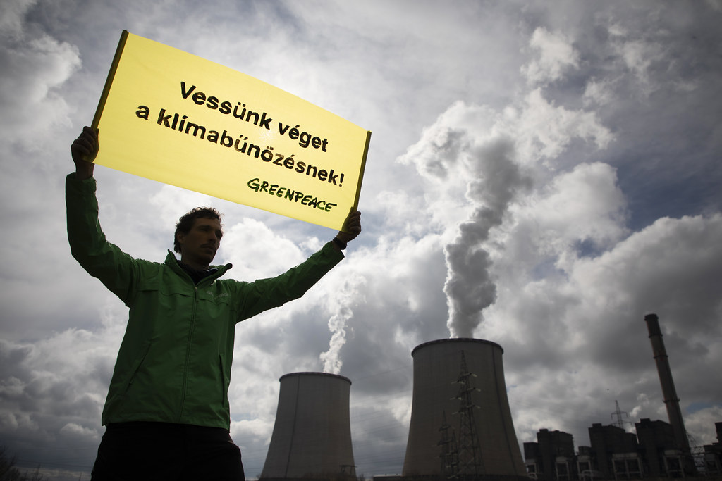 Véget vetne a klímabűnözésnek a Mátrai Erőműnél akciózó Greenpeace