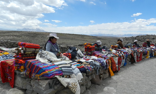 mujeres vendedoras de tejidos artesanales su gente Chivay Perú 05