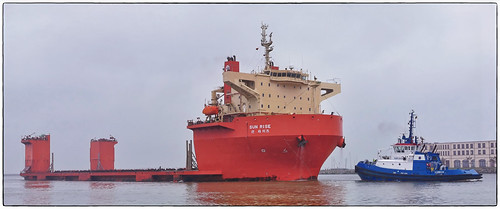 240313-1 by sz227, Mittwoch maritim – Hier ein zweites Bild vom Einlaufen des Heavy Load Carriers „SUN RISE“ in den Ros
