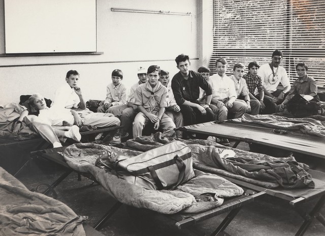 Foto - Groep, jeugd uit Tsjernobyl in Gorinchem in klaslokaal in de Walschool met stretchers en slaapzakken - Werd begeleid door Gorinchemsche Zeeverkenners (GZV)