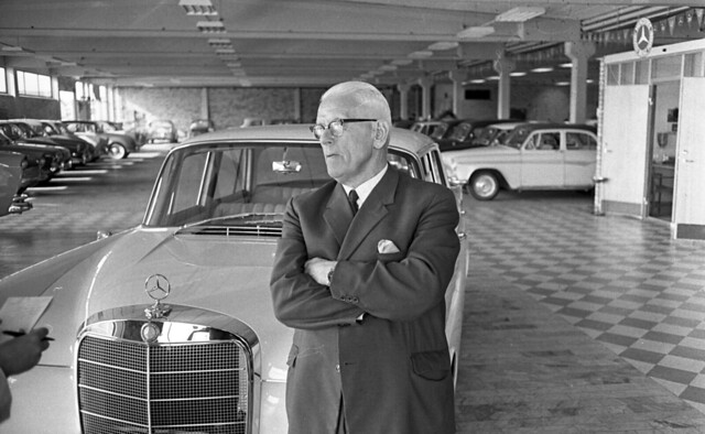 Axel Ericsson vid en 1965 Mercedes‐Benz 230 (W110), Philipsons, Örebro, 25 augusti 1965