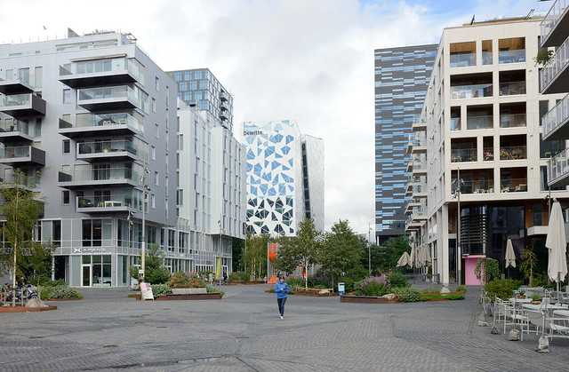 6095 Mehrstöckige Wohnhäuser im Hafengebiet, moderne Architektur  - Fotos aus Oslo, Hauptstadt von Norwegen.