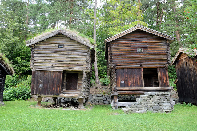 5944  Holzhäuser / Speicher in traditioneller Bauweise im Freilichtmuseum Norsk Folkemuseum auf Bygdøy; - Fotos aus Oslo, Hauptstadt von Norwegen.