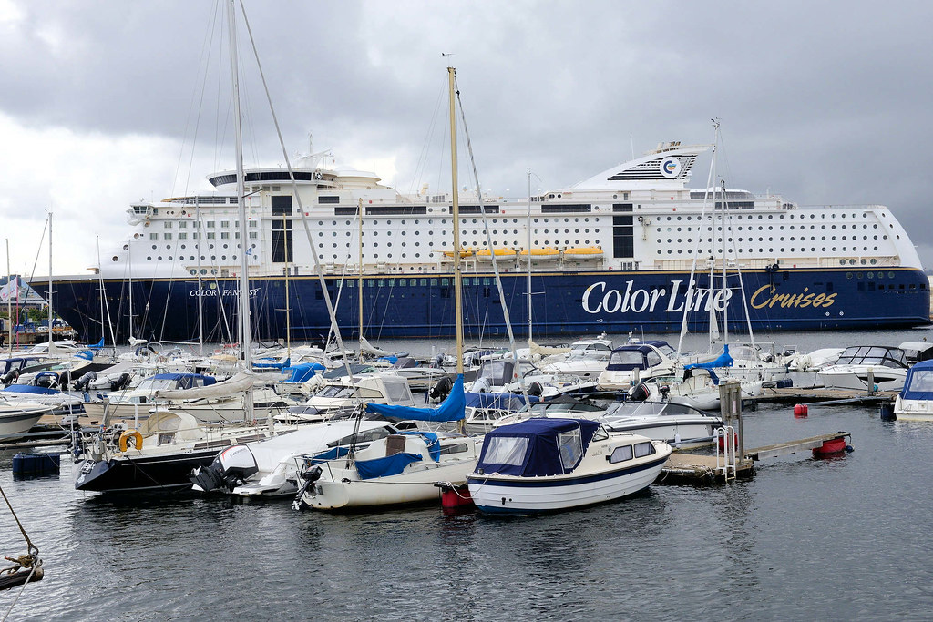 5970 Marina mit Sportbooten, im Hintergrund das Color Line  Fährterminal   - Fotos aus Oslo, Hauptstadt von Norwegen.
