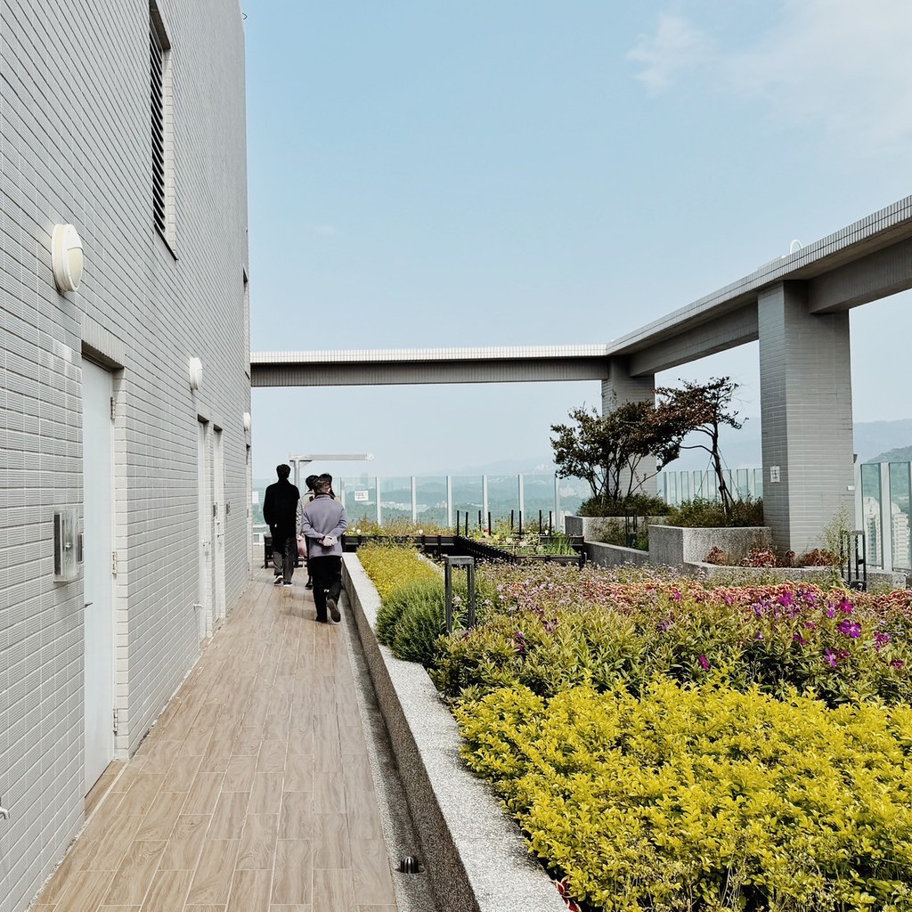 在台灣住宅建築獎獲獎作品中，「廣慈社會住宅1區（E基地）」突出表現，徐維志建築師事務所精心策劃的綠化空間與多功能陽台，為居民帶來優質生活環境，同時推動社區內的共生與和諧
