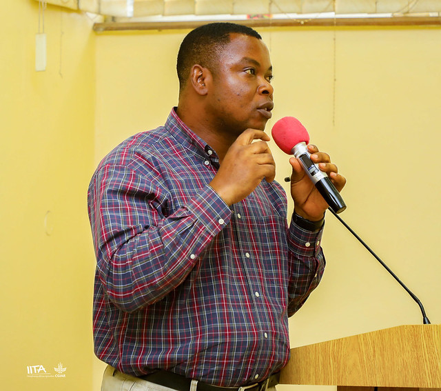 Adegboye Pelemo speaking during the students' visit