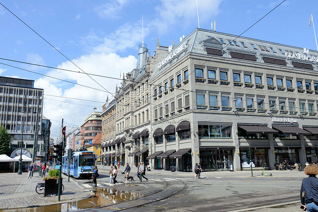 6127 Geschäftshäuser und Straßenbahn in der Osloer Innenstadt  - Fotos aus Oslo, Hauptstadt von Norwegen.