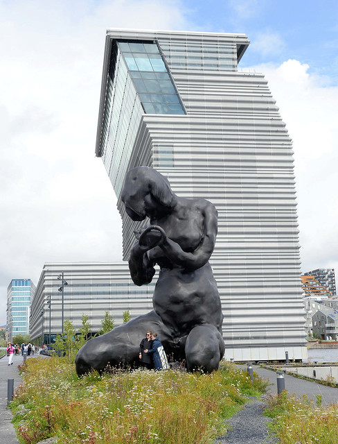 6089 9 m hohe Bronzeskulptur Die Mutter / Moren beim Munch Museum, Künstlerin Tracey Emin - Fotos aus Oslo, Hauptstadt von Norwegen.