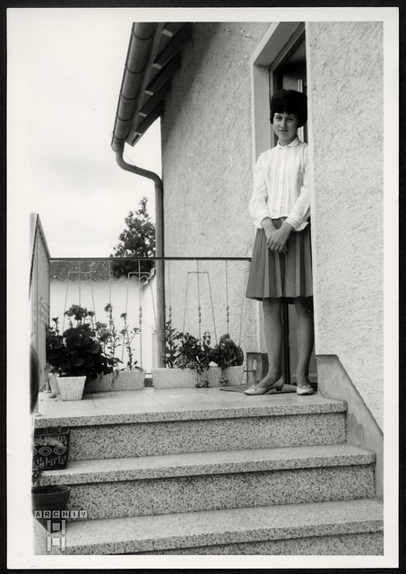 ArchivTappen41(5P)Album(8M)315 Porträt, Frau, Hauseingang, 1960er