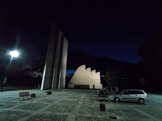 Vista notturna della chiesa di Alvar Alto a Riola di Vergato