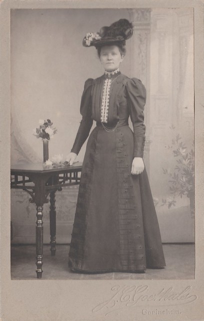 Kabinetfoto - Dame (onbekend) met hoed, rechterhand op tafel (door J.C. Goethals)