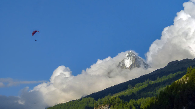 La Dent Blanche (4.357 m) tra le nuvole (con parapendio)