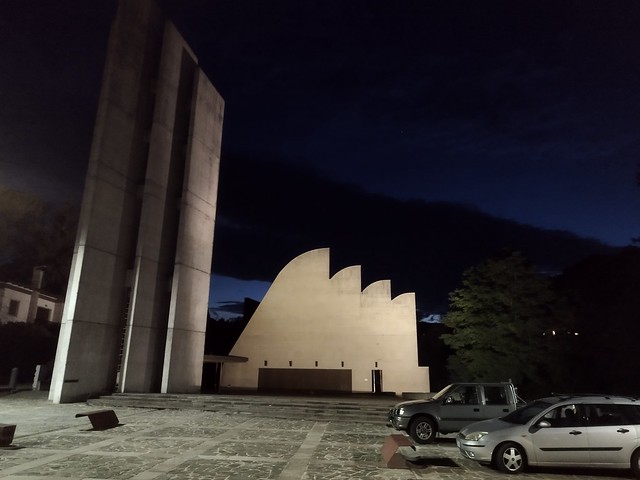 Vista notturna della chiesa di Alvar Alto a Riola di Vergato
