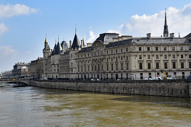 2024.03.07.016 PARIS - La Seine en crue, le Palais de Justice et la Conciergerie.