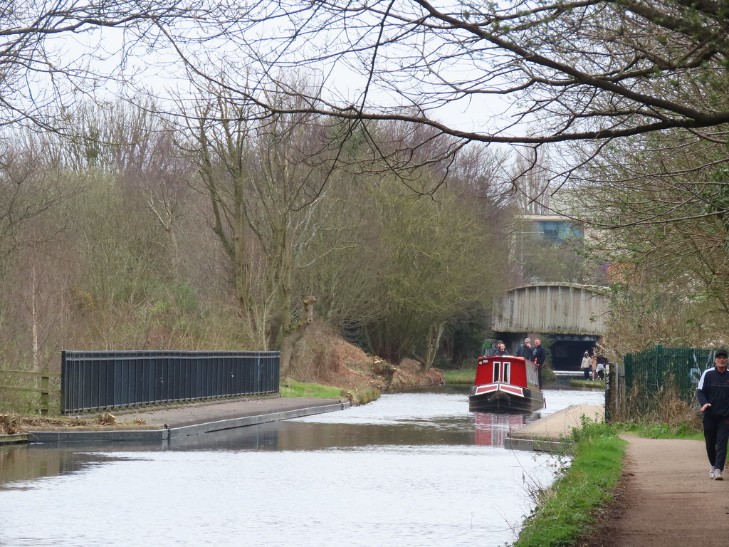 Narrowboat on the Worcester & Birmingham Canal in Selly Oak over the Ariel Aqueduct
