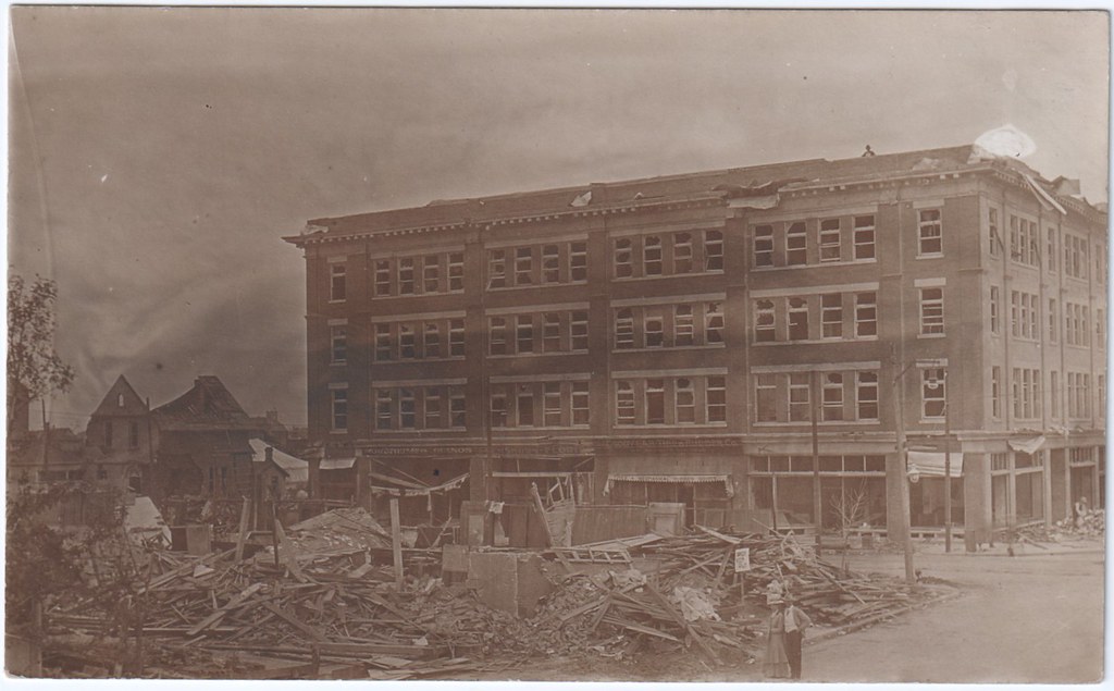 EDMONTON CYCLONE | Looks like on 101st just before the King … | Flickr