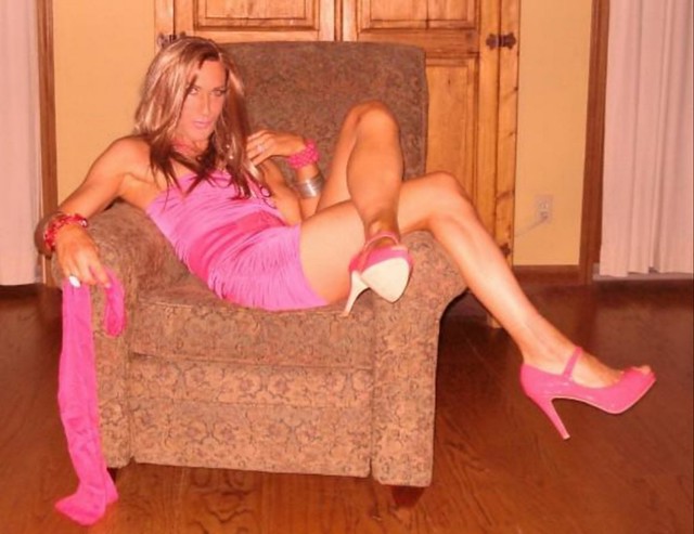 Passionate in Pink back in 2008... I love those cute pink peeptoe Maryjane pumps 😁💋💕