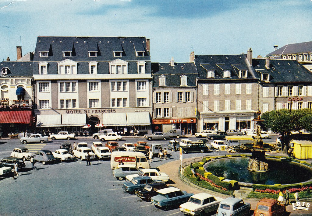 Postcard Guéret (23 Creuse) Place Bonnyaud Editions Modernes Théojac) Limoge 1966a