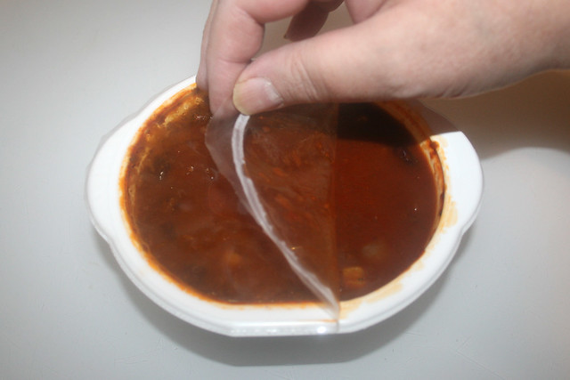 07 - Dreistern Chili con Carne - Remove foil / Folie abziehen
