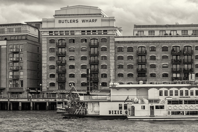 London, Thames waterfront. Butlers Wharf.