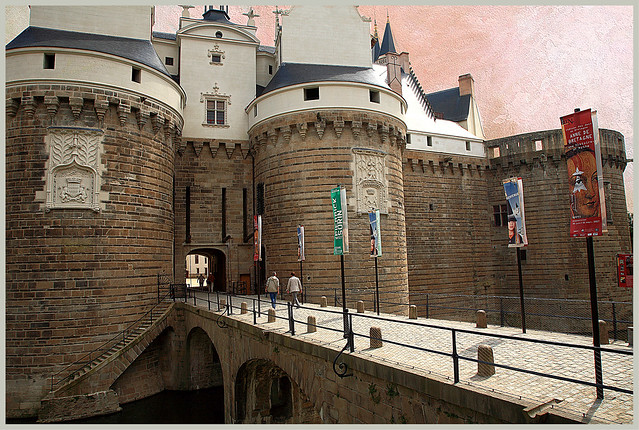 Entrée du pont dormant, encadrée par la tour du pied-de-biche et celle de la boulangerie., Château des Ducs de Bretagne, Nantes, Loire-Atlantique, France