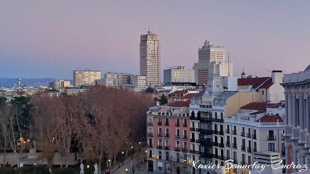 Madrid - Plaza de Oriente en la madrugada - Edificio Espana y Edificio Espana