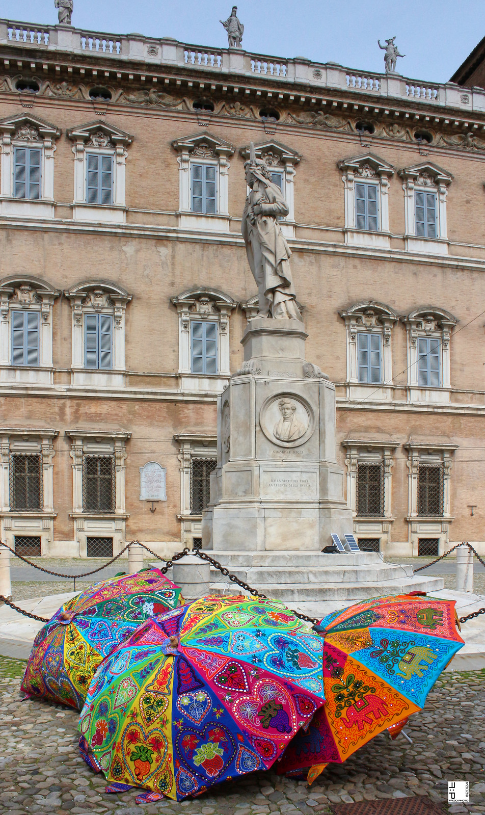 #a0714 Modena, Statua di Ciro menotti ed ombrelloni colorati
