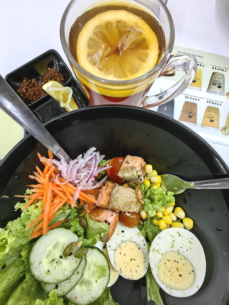 三文魚配沙拉 Salmon w/Salad rm$18.50 @ 快樂城美食茶餐室 Restoran Happy Town in The Real Foods SS15
