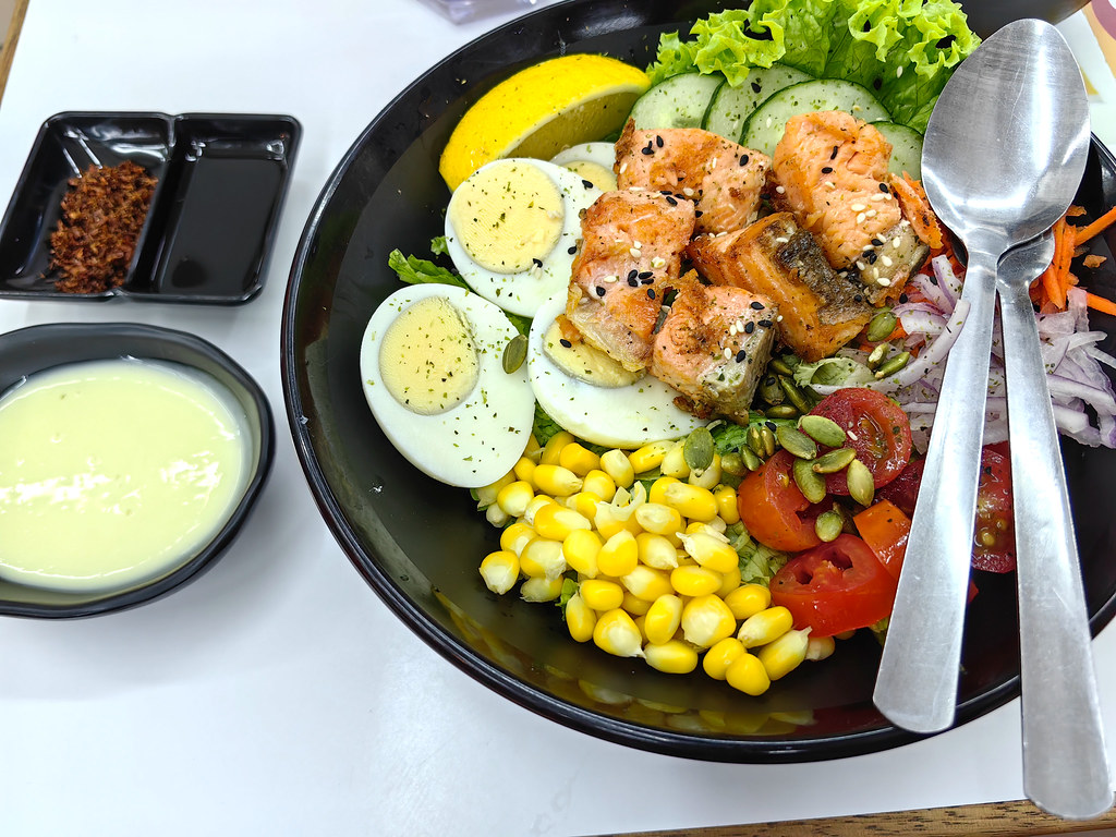 三文魚配沙拉 Salmon w/Salad rm$18.50 @ 快樂城美食茶餐室 Restoran Happy Town in The Real Foods SS15