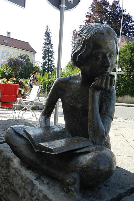 escultura de niña sentada con un libro en la falda Füssen Baviera Alemania 11