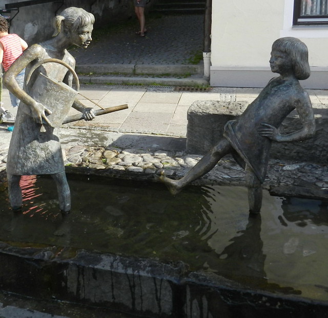 escultura de niña con regadera para regar a una niña en fuente  Füssen Baviera Alemania 10