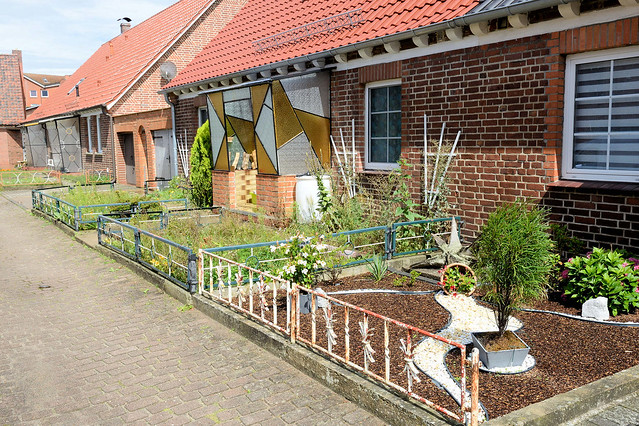 6238  Reihenhäuser mit schmalem Vorgarten in der Pestalozzistraße - Fotos von der Stadt  Dömitz im Landkreis Ludwigslust-Parchim in Mecklenburg-Vorpommern.