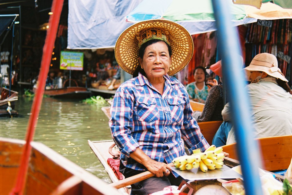Damneon Saduak floating market