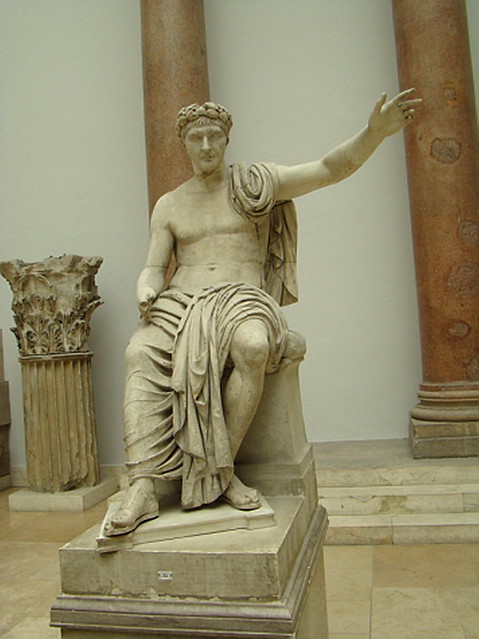 estatua emperador romano con la cabeza de trajano escultura romana museo pergamo berlin alemania