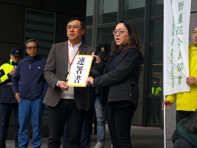 記者會後，新北市政府代表收下「反對老舊核電廠延役」連署書。攝影：劉祐君