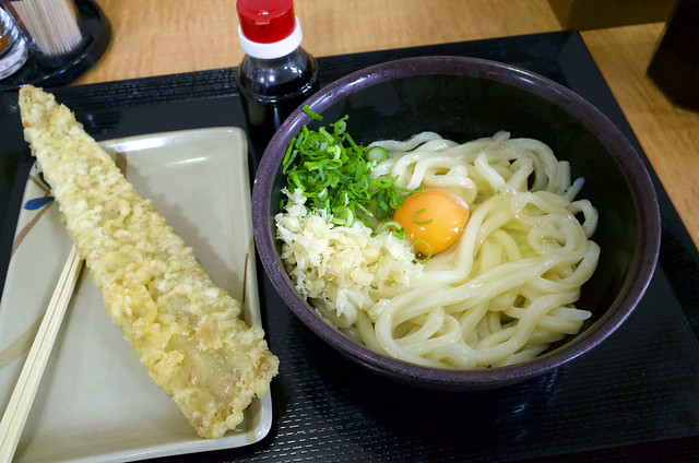 Japanese udon noodles with tempura / 釜玉うどん, あなご天 / さか枝うどん 南新町店 (香川県高松市)