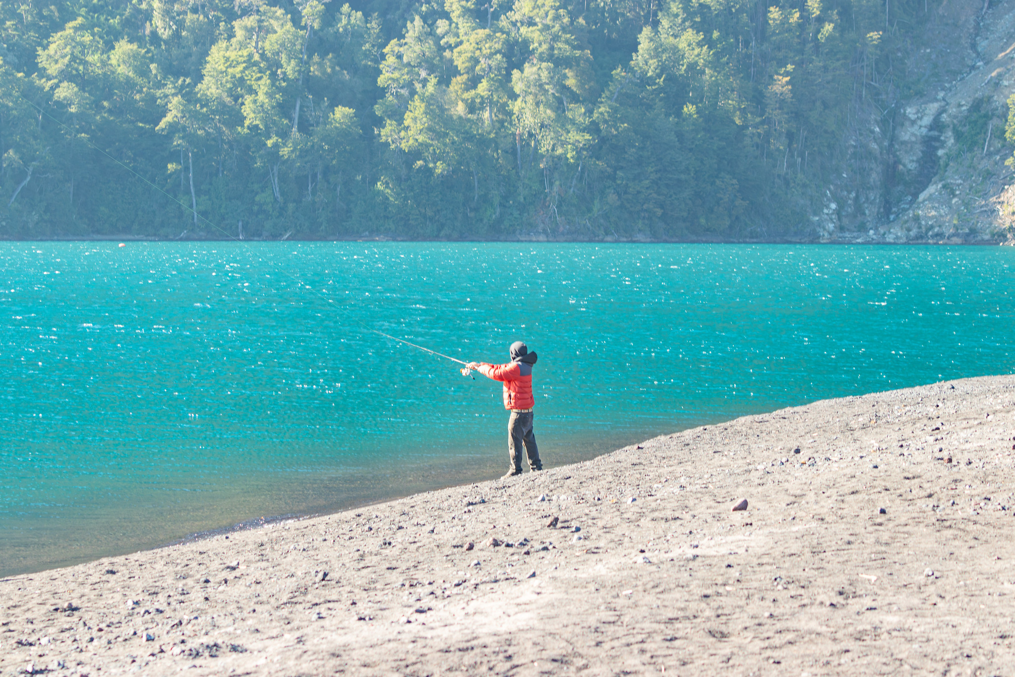 Un pêcheur face à un lac en Patagonie chilienne