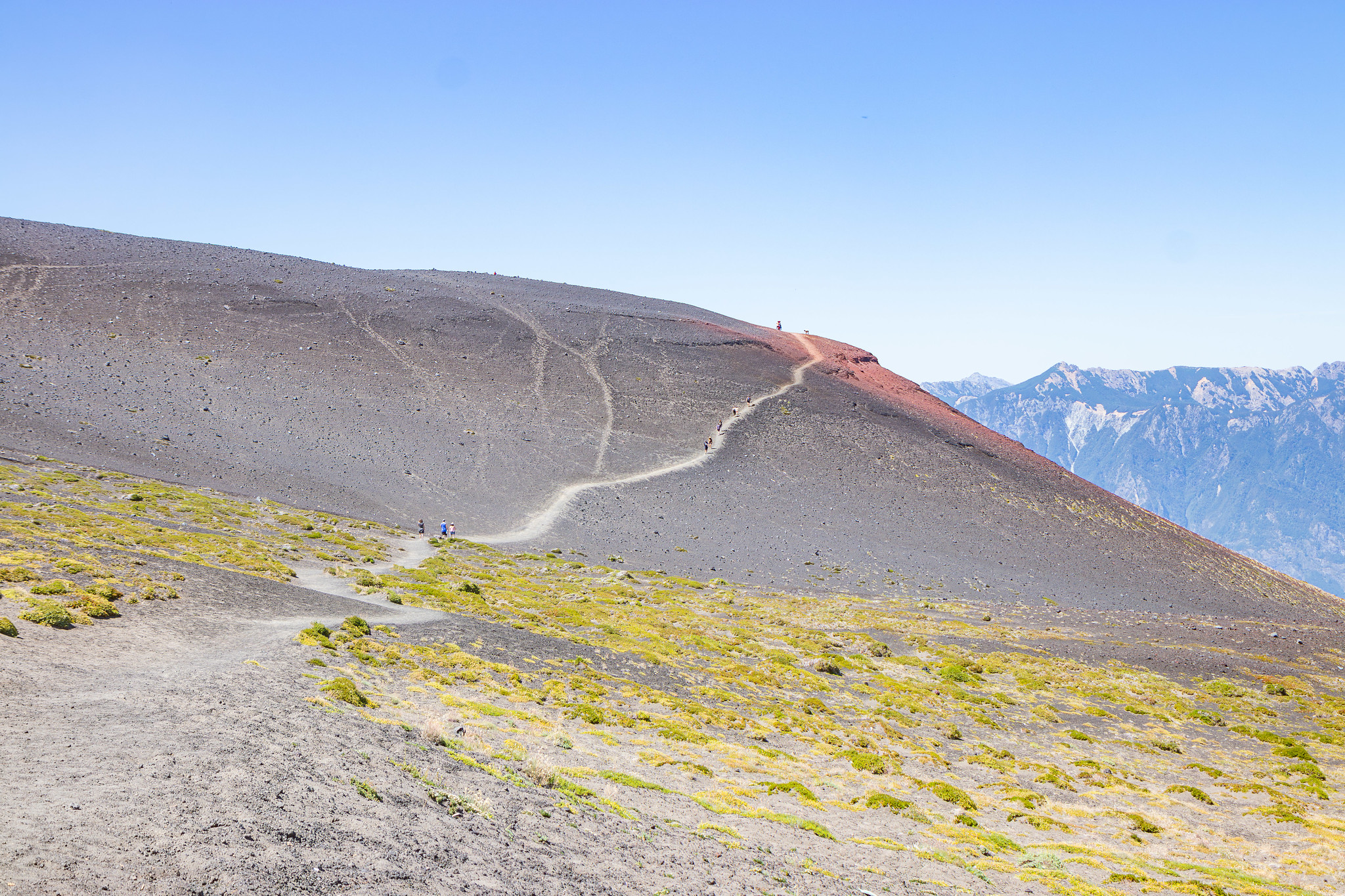 Un chemin de randonnée sur le volcan Osorno au Chili