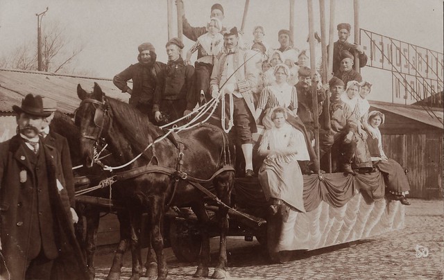Fotokaart - Feest 1814-1914 - Praalwagen met historisch geklede mensen, bord Mortier en Zonen op de achtergrond (foto nummer 50)