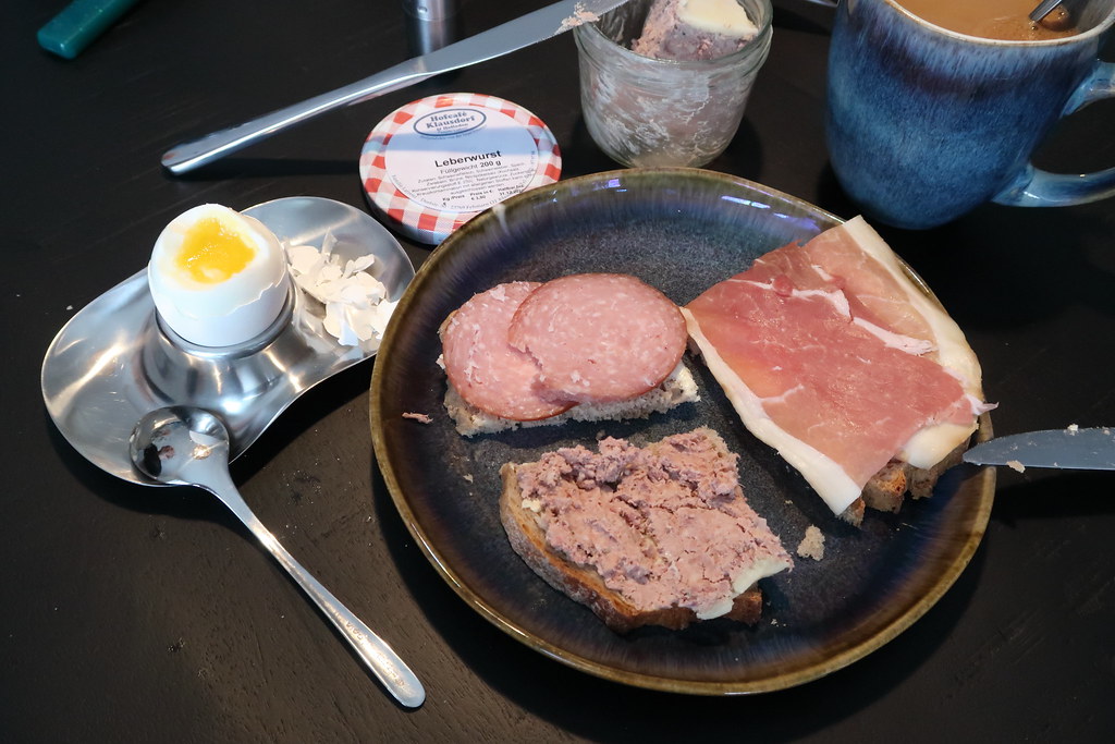 Hof-Mettwurst, Leberwurst und geräucherter Katenschinken auf Brot zum Frühstücksei