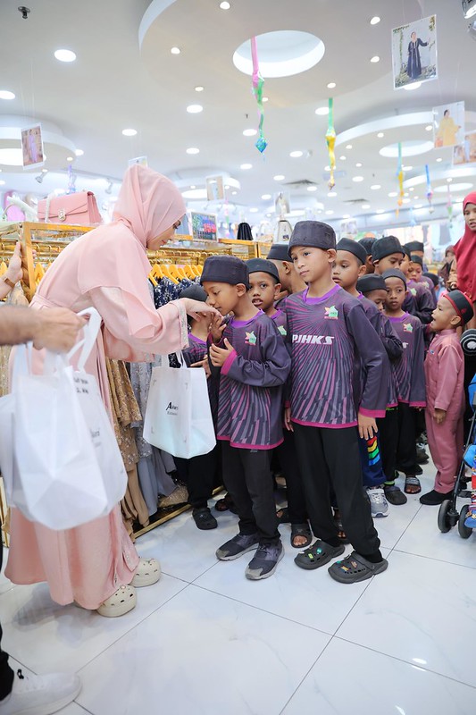 Alfaro Sumbang 1000 Pasang Baju Raya Bernilai RM150,000 Untuk Anak Yatim