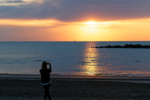 Fotografando l'alba - Photographing the sunrise by Roberto Marinoni, Con una reflex o anche con uno smartphone...l'importante è portarsi a casa un ricordo di questo bel