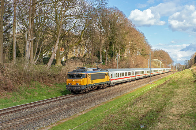 NSI 1750 en IC144  van Berlin naar Amsterdam Centraal. De Koppelboer vlak voor Oldenzaal.