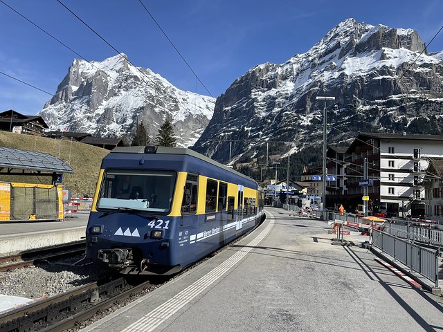 BOB-Steuerwagen 421 in Grindelwald, vor der wunderbaren Bergwelt