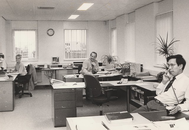 Foto - kantoor Gorinchem Oost, twee mannen en een vrouw (de Groot en Visser op de achtergrond)